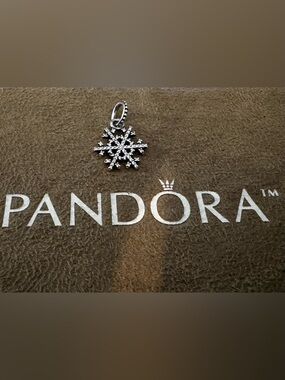 Pandora Authentic Retired Winter Kiss Snowflake Dangle charm